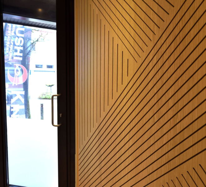 renovatie restaurant interieur scheidingswand eik fineer lineair groevenpatroon