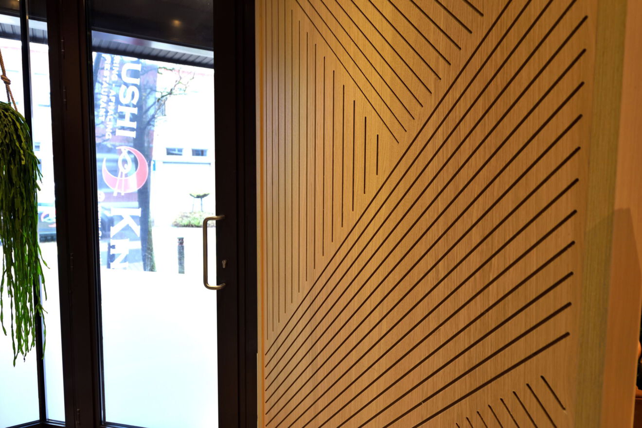 renovatie restaurant interieur scheidingswand eik fineer lineair groevenpatroon